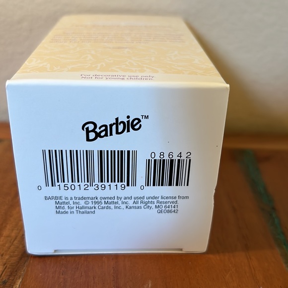 Hallmark collector Series Springtime Barbie - Picture 4 of 5